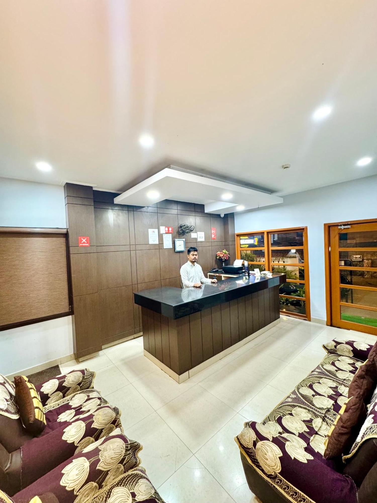 Hotel B K R 古瓦哈提 外观 照片